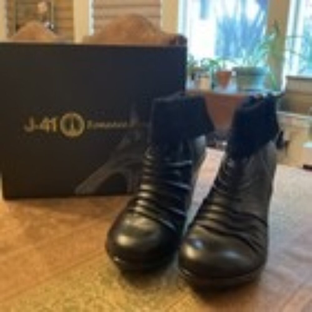 J-41 Temptation Romance Design Cuffed Ankle Boots Black Leather EUC 6.5